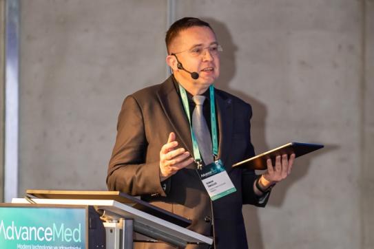 Asklepion na AdvanceMed 2026: Roman Šmucler vedl klíčovou debatu o AI, která už dnes mění české zdravotnictví